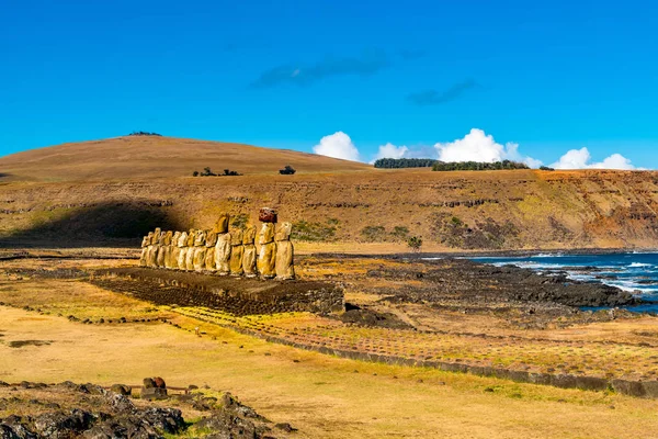 Pohled starověkého Moai z ahu Tongariki a Jižní tichomořské Ocey — Stock fotografie