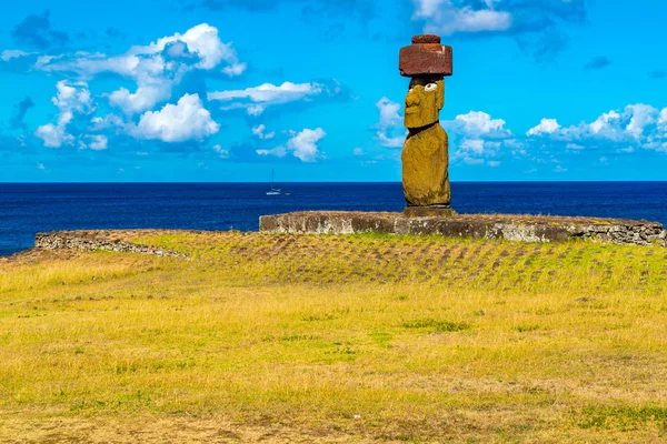 Moai s červeným Pukao nebo červeným kloboukem v ahu Ko te Riku na Velikonocích Islan — Stock fotografie