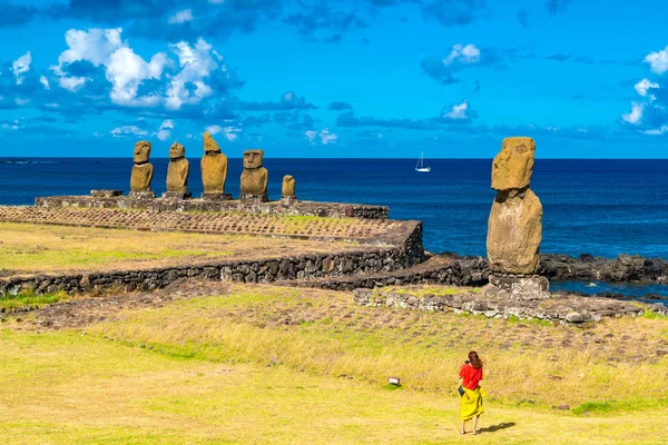 Ung kvinna beredd att ta bild av Moai på Ahu Vai URI — Stockfoto