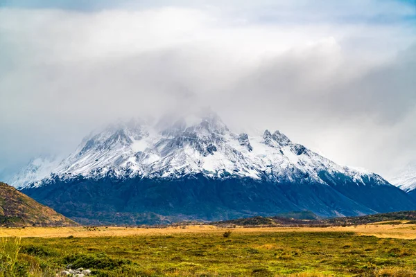Nézd meg a gyönyörű hófödte hegy Torres del Paine Natio — Stock Fotó