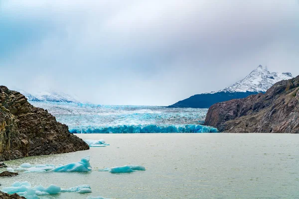 Blick auf grauen Gletscher grauen See und Eisberg bei torres del paine n — Stockfoto