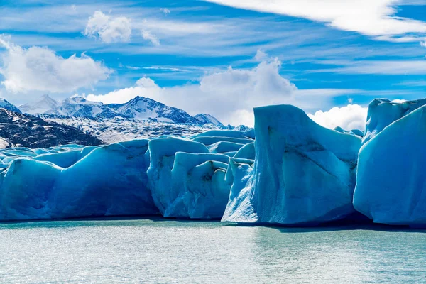 Pohled na ledovcové šedé a šedivé jezero s zasněženou horou at — Stock fotografie