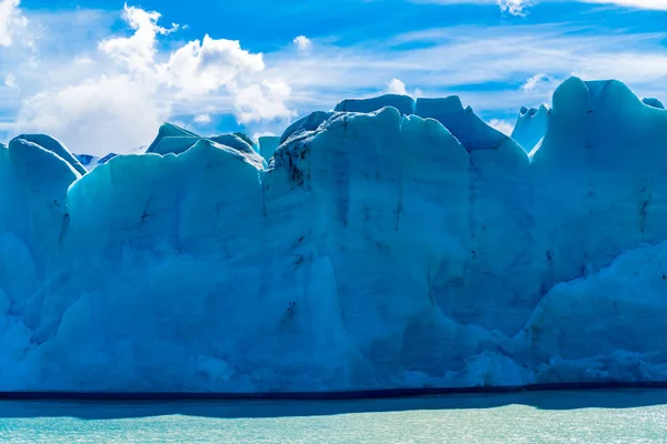 Uitzicht op Blue Ice of Glacier Grey en Grey Lake in Sunny Day at T Rechtenvrije Stockfoto's