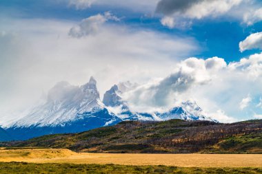 Torres'te kar kaplı Cuernos Del Paine dağı ile manzara 
