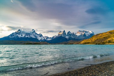 Evenin Cuernos del Paine dağları ve Pehoe Gölü görünümü