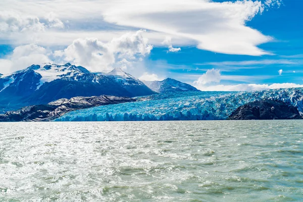 Kilátás a fenséges kék jég a gleccser szürke a víz a La — Stock Fotó