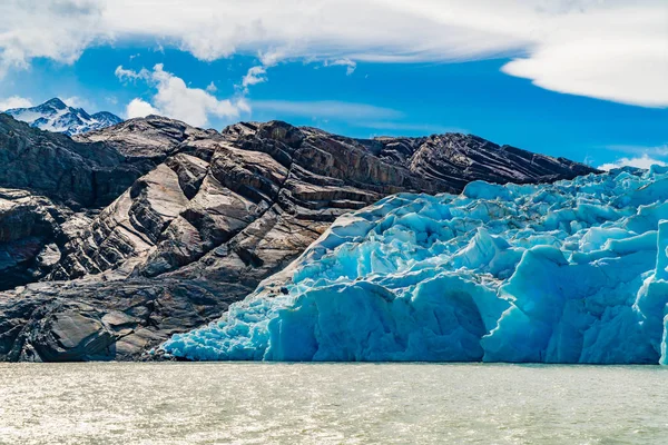 Widok pięknej błękitnej góry lodowej na lodowcu szarym nad jeziorem szarym — Zdjęcie stockowe