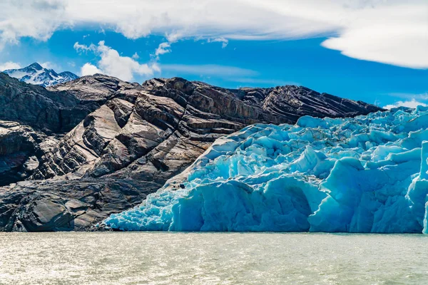 View of the beautiful Blue Iceberg of Glacier Grey on Lake Grey — Stock Photo, Image