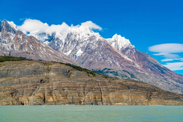 Vista de la montaña de roca cubierta de nieve en el lago Grey — Foto de Stock