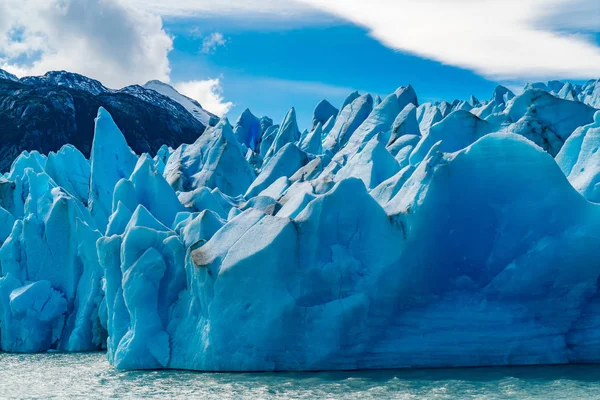 Hermoso iceberg azul del glaciar Grey en el lago Grey en Torres de —  Fotos de Stock