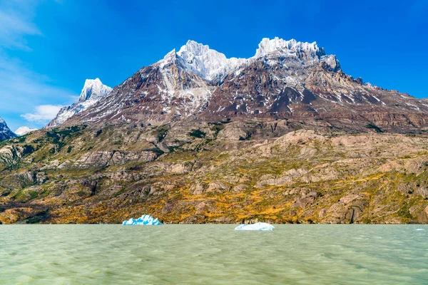 Vista de la hermosa montaña de nieve con iceberg romper la G — Foto de Stock