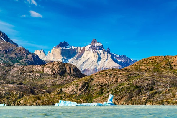 Wunderschöne Landschaft mit Eisberg, der im See schwimmt — Stockfoto