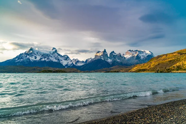 Veduta dei monti Cuernos del Paine e del lago Pehoe la sera — Foto Stock