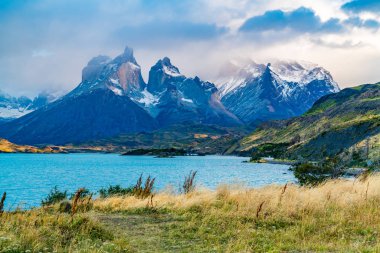 Güzel sisli Cuernos del Paine Dağı akşam