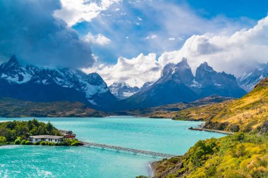 Pehoe Gölü ve Cuerno del Paine Mounta güzel doğal görünümü