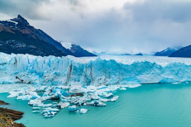 Arjantin'de yüzen Buzdağı ile Perito Moreno Buzulu Görünümü