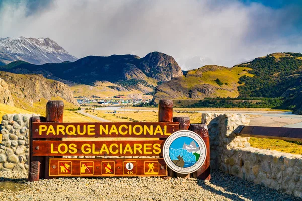 Aldea de El Chalten y el cartel del Parque Nacional Los Glaciares — Foto de Stock