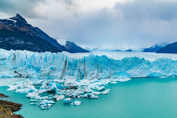 Pohled na Ledovec Perito Moreno s Icebergem plovoucí v Argentině — Stock fotografie