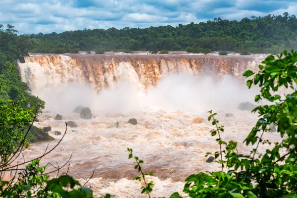 Vista de las cataratas de Iguazú fangosas en la frontera de Argentina y Brasil — Foto de Stock