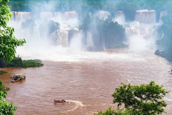 Turistas barco corriendo en el río Iguazú en frente de la beauti —  Fotos de Stock