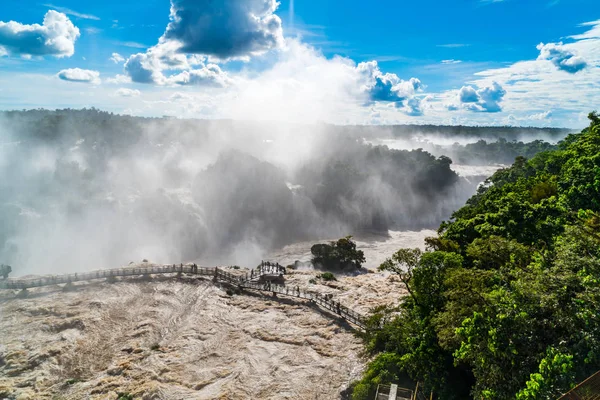 Turistas caminando por la pasarela sobre el río Iguazú — Foto de Stock