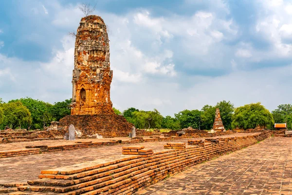 Starożytne ruiny w Wat Lokayasutharam w Phra Nakon Si Ayutthaya p — Zdjęcie stockowe