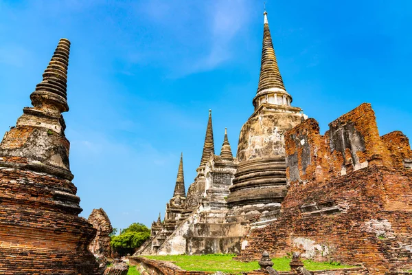Tapınak kalıntıları ve Wat Phra Si Santhe tapınağı. — Stok fotoğraf