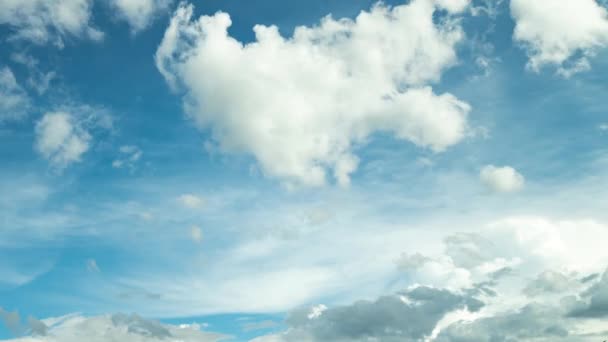 Пухнасті Білі Хмари Рухаються Блакитному Небі Вдень — стокове відео