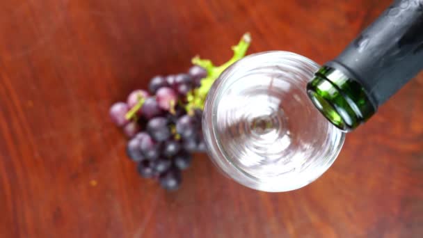 Sommelier Üst Görüntüsü Kırmızı Şarabı Şişeden Ahşap Bir Masanın Üzerine — Stok video