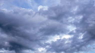 Yağmur mevsiminde yağmur öncesi gökyüzünde kara yağmur bulutları akar. Gökyüzünde hareket eden kara fırtına bulutları Zaman geçişi.
