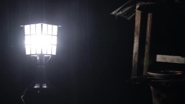 Свет Фонаря Время Осадков Ночью Яркий Свет Электрической Лампы Дождливую — стоковое видео