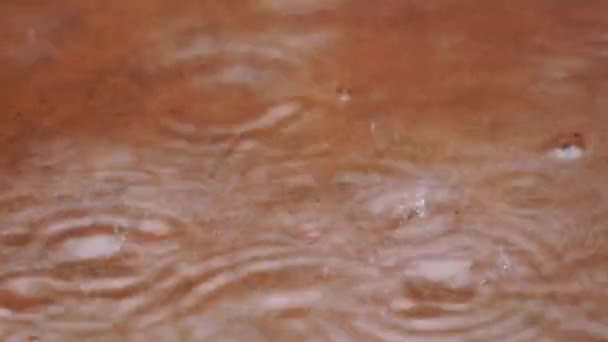 Zbliżenie Sceny Spadania Kropli Deszczu Podłogę Płytek Ceramicznych Odbić Się — Wideo stockowe