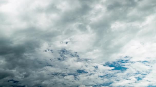 梅雨時の空の雲の動き 昼間は青い空に暗い雲が動いている — ストック動画