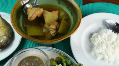 Seramik kaseden bir parça tavuk ve karpuz alıp bir tabak pilavın üzerine koyun. Tayland yemeği, kızarmış uskumru, kavunlu tavuk çorbası, acılı karides ezmesi sosu, yumurtalı akasya ve buharlı pirinç..