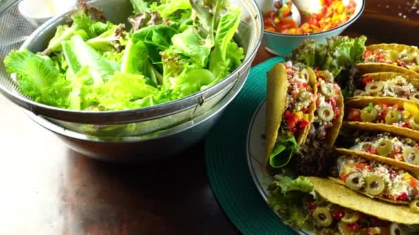 Domácí Tacos Bílém Keramickém Talíři Zeleninou Kovovém Sítu Modrém Stole — Stock video