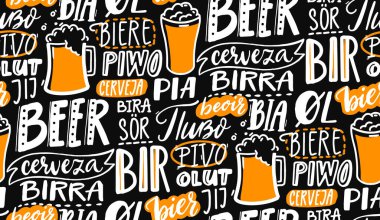 Kara tahtada bira metni var. Farklı dillerde kelime birası. İtalyan birra, İspanyol cerveza, Macedonian pivo, Alman birası. Pub, menü ve kaplar için tebeşir harfleri dikişsiz doku.