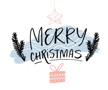 Mutlu noel minimalist kart tasarımı fırça kaligrafisi ve el çizimi ladin, hediye kutusu ve yıldız asma süslemeleri. Beyaz arkaplanda pembe ve mavi desenli siyah metin