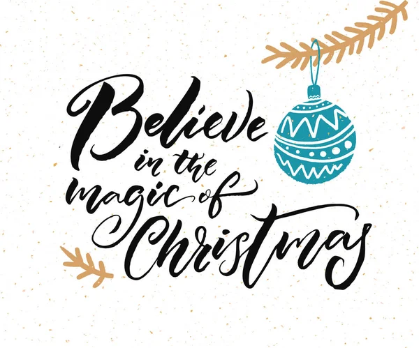 クリスマスの魔法を信じてください グリーティングカードやギフトタグのための書道キャプション 青いボールとクリスマスツリーの枝の手描きイラスト — ストックベクタ