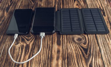 Güç banka farklı aygıtlar için güneşli batarya ile