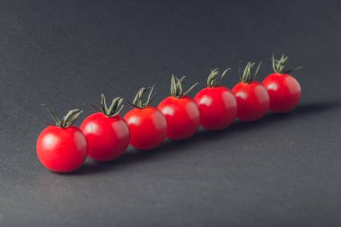 taze domates makarna taş siyah bir zemin üzerine kiraz Şubesi 