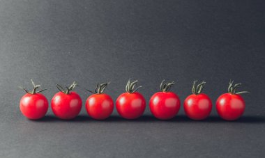 taş siyah bir arka plan üzerinde kiraz domates 