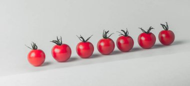 taze domates beyaz bir arka plan üzerinde kiraz 