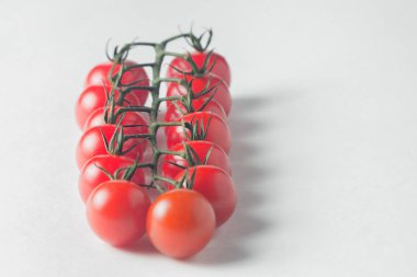 taze domates beyaz bir arka plan üzerinde kiraz 