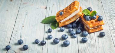 ahşap arka plan üzerinde beyaz bir tabakta nane ile yaban mersini