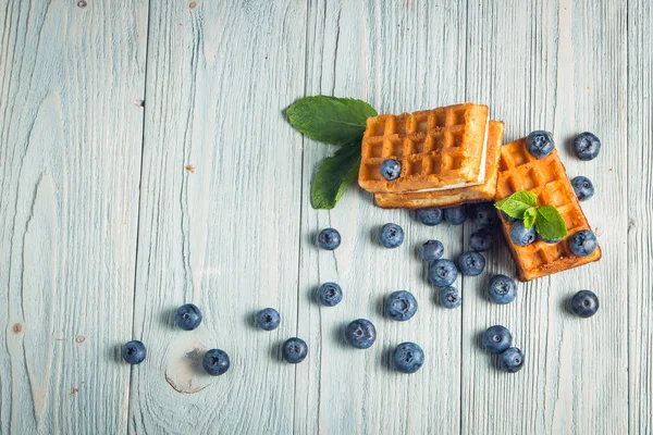 ahşap arka plan üzerinde beyaz bir tabakta nane ile yaban mersini