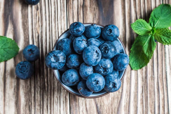 bloberry ahşap bacground üzerinde