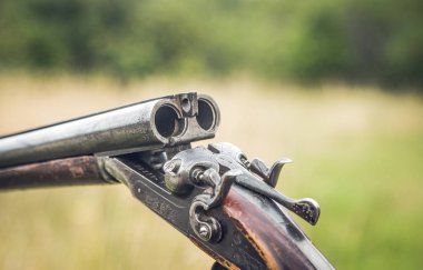 bir avcının silahı yakın çekim