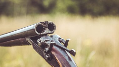 bir avcının silahı yakın çekim