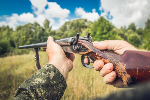 Jägare Med Pistol Stäppen — Stockfoto