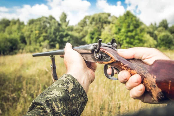 Jägare Med Pistol Stäppen — Stockfoto